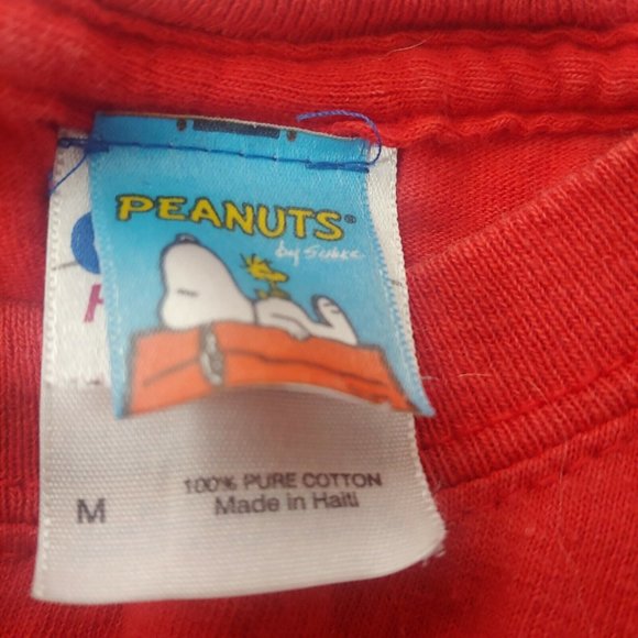 Peanuts Charlie Brown Snoopy Making Snowmen Men's M T Shirt Red Christmas Linus - Picture 5 of 8